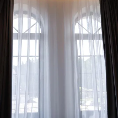 в центрі Shaian