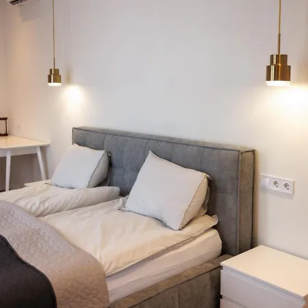 в центрі Shaian