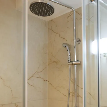 в центрі * Shaian