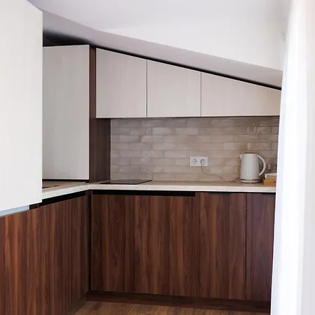 в центрі Shaian